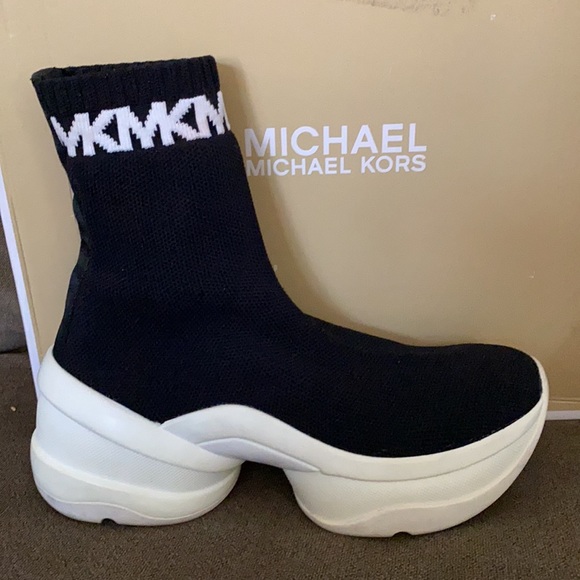 Michael kors Olympia bootie size 6&6.5 - Picture 3 of 7